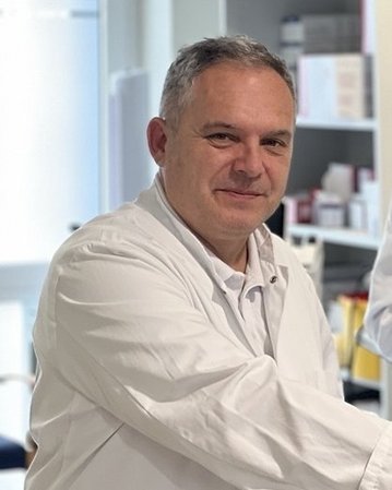 Zwei Ärzte in weißen Kitteln stehen an einem Computer in einem modernen medizinischen Umfeld.