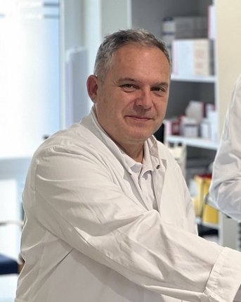 Zwei Ärzte in weißen Kitteln stehen an einem Computer in einem modernen medizinischen Umfeld.